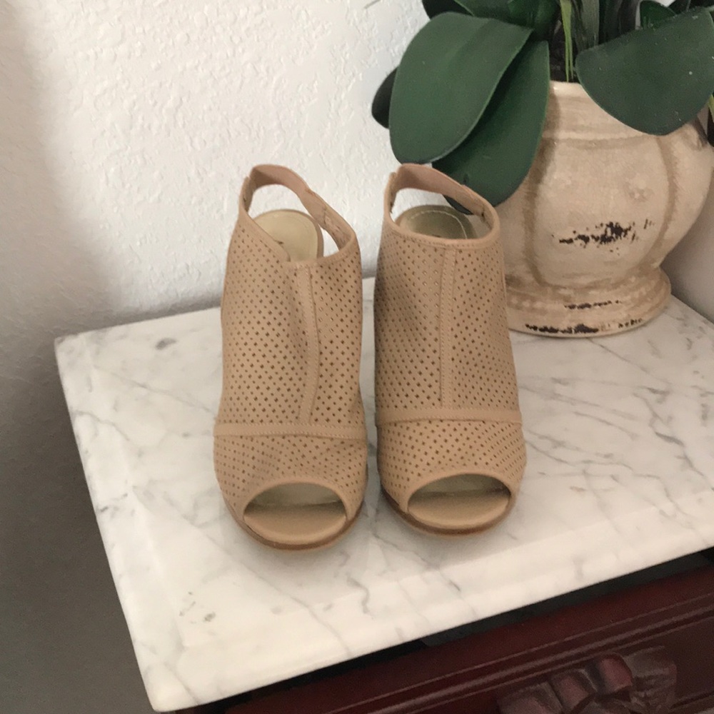 I’m selling a pair ofnude heels with a brown heel